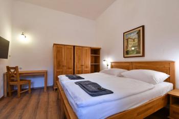 Forecastle - Luxury Apartment - double bed